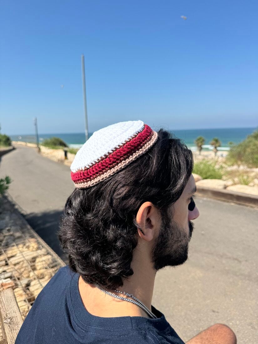 כיפה סרוגה בגוונים בורדו וחום, נסרגה על ידי מורן