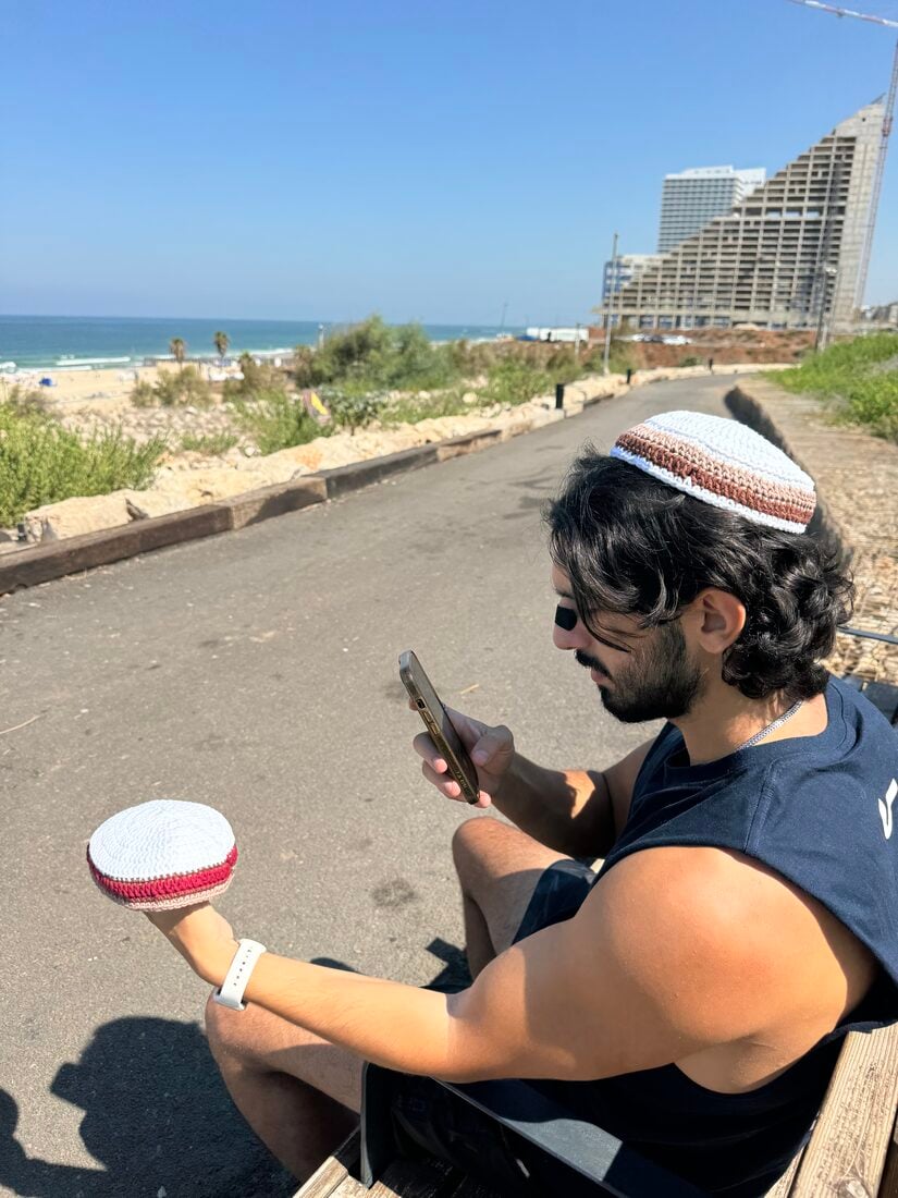 שתי כיפות סרוגות - אחת ענובה ואחת ביד, מעבודתה של מורן